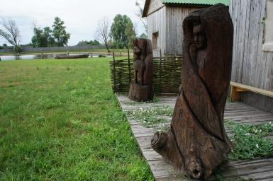 Вся территория украшена малыми архитектурными формами и резными статуями